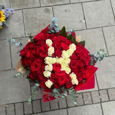 Inner initial letter made of roses by best florist in Bromley,  Beckenham and Croydon