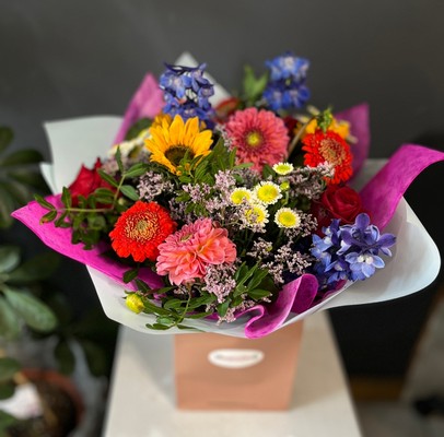 Summertime bouquet made by florist near me in Bromley, Beckenham, Croydon for flower delivery in BR1 BR2 BR3 BR4 BR5 BR6 BR7 BR8 TN16 cr0 CR2 cr3 CR4 CR5 CR6 cr7 cr8 SE25 