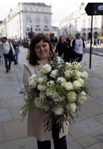 Best long stemmed white Roses bouquet made by florist in Hayes, Bromley for delivery in Bromley, Beckenham, Croydon, Orpington, Chislehurst, Biggin Hill, Faranborough, South Norwood, Thorton Heath, Addiscombe, Elmers End