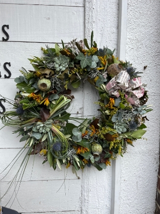 This is 14inch fresh flowers and foliages autumn wreath perfect for a door display.  Wreath to include oak leaf, limonium, thisle, kangaroo paws, solidago, dry poppies and mini succulents finished with vintage bow. Made by florist in Hayes, Bromley, Kent, UK