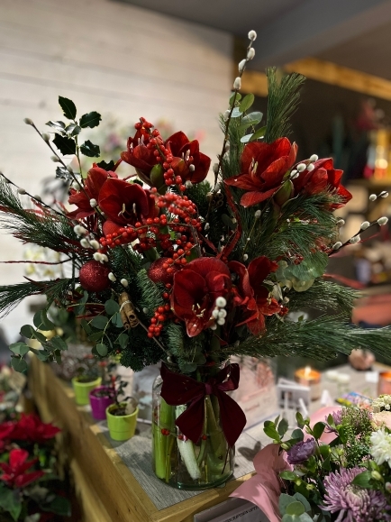 This is our special Christmas vase, made of best 4 buds Amaryllis stems, Ilex, eucalyptus and Pussy Willow dressed with winter foliages.  vase is 25cm tall  all arrangements is 80cm tall made by amazing independent local florist covering Bromley, Beckenham, Croydon, West Wickham, Keston, Cony Hall, Orpington, Petts Wood, Chislehurst, Biggin Hill, Selsdon, Gravel Hill