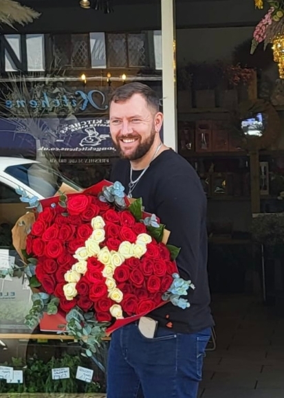 Inner initial letter made of roses by best florist in Bromley,  Beckenham and Croydon