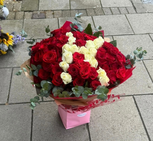 Inner initial letter made of roses by best florist in Bromley,  Beckenham and Croydon