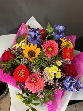 Summertime bouquet made by florist near me in Bromley, Beckenham, Croydon for flower delivery in BR1 BR2 BR3 BR4 BR5 BR6 BR7 BR8 TN16 cr0 CR2 cr3 CR4 CR5 CR6 cr7 cr8 SE25 